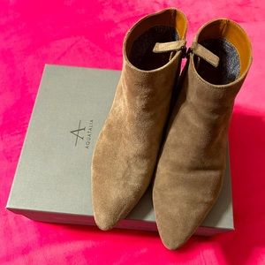 Ladies AQUATALIA taupe suede zip ankle boots Size 8.5 weatherproof